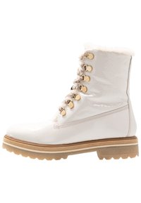 Witte patenten leren laars met nepbont voering, metalen oogjes en beige rubberen zool. Bevat een gestructureerd vetersysteem voor sluiting.