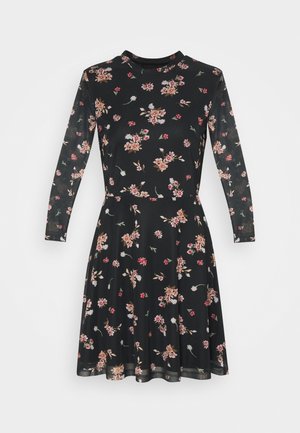 Robe noire à manches longues, ornée d'un motif floral rose, blanc et vert. Matière douce, corsage ajusté et jupe évasée.