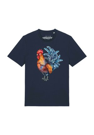 T-shirt bleu marine avec un graphisme coloré de coq comprenant des plumes rouges, bleues et orange centré sur la poitrine.