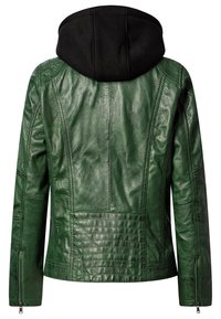 Grüne Lederjacke mit einem schwarzen Hoodie. Sie weist eine glatte Textur, eine taillierte Form, seitliche Reißverschlüsse und detaillierte Nähte auf der Rückseite auf.