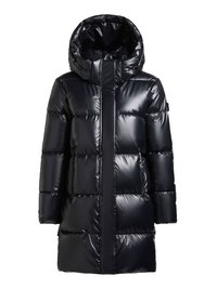 Čierny kabát typu puffer s lesklým vonkajším povrchom, vysokým golierom a odnímateľnou kapucňou. Má zipsové zapínanie a dve bočné vrecká.
