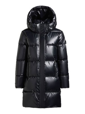 Musta toppatakki kiiltävällä pinnalla, korkea kaulus ja irrotettava huppu. Takissa on vetoketjukiinnitys ja kaksi sivutaskua.