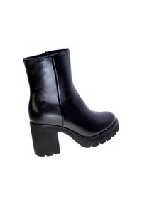 Stivale alla caviglia in pelle nera con piattaforma robusta e tacco a blocco. Texture liscia, punta arrotondata e design minimalista con dettagli di cucitura.