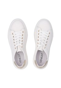 Weißes Sneaker-Modell aus glattem Material, mit runder Spitze und flachen Gummisohlen. Verfügt über Ösen und Schnürsenkel in Goldoptik. Logo auf der Innensohle gedruckt.