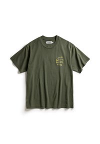 Oliwkowa bawełniana koszulka z krótkim rękawem i okrągłym dekoltem, z żółtym nadrukiem na przodzie, na którym widnieje napis "ANTI SOCIAL SOCIAL CLUB".