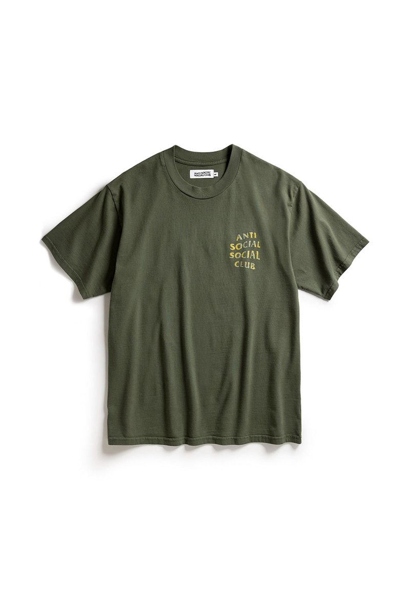Oliwkowa bawełniana koszulka z krótkim rękawem i okrągłym dekoltem, z żółtym nadrukiem na przodzie, na którym widnieje napis "ANTI SOCIAL SOCIAL CLUB".