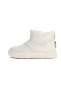 Botine albe până la gleznă, cu un design căptușit, având o talpă din cauciuc texturat și un accent decorativ pe toc. Material sintetic neted.