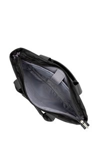 Schwarze Tasche mit strukturiertem Äußeren, zwei schwarzen Trägern, grauem Innenfutter und Reißverschlussverschluss. Mit einem Innenfach.
