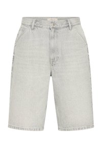 Shorts en denim gris clair avec poches avant, passants pour ceinture et fermeture par bouton.