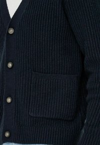 Navy gerippter Strickcardigan mit V-Ausschnitt, fünf Knöpfen, einer kleinen Tasche vorne und kontrastierendem glatten Material am Saum.