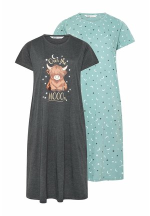 Donkergrijze jurk met een cartoonkoe en tekst "Over the MOOOn" en lichtblauwe jurk met patroon van witte halvemaanen en zwarte sterren.