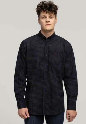 Granatowa koszula na guziki z małymi białymi i niebieskimi kropkami, z długimi rękawami i kieszonką na piersi. Materiał to mieszanka bawełny, gładka struktura.