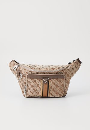 Brun mønstret stof bumbag med sølv hardware, lynlåslukning, frontlomme og brune læderdetaljer med en orange stribe.