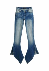 Jeans de mezclilla acampanados en un tono azul medio con textura desgastada, con grandes puños partidos y cierre de cinco botones en la cintura.