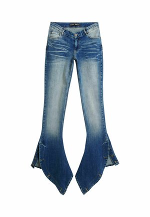 Džínsy s rozšírenými nohavicami v strednej modrej farbe s vyblednutou textúrou, vybavené veľkými rozdelenými manžetami a zapínaním na päť gombíkov v páse.