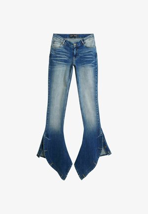 Jeans in denim a zampa di colore blu medio con una texture scolorita, caratterizzati da ampi risvolti spaccati e una chiusura con cinque bottoni in vita.
