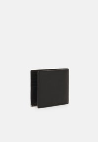 Portafoglio bifold nero realizzato in pelle liscia con più slot per carte e design minimalista. Presenta un logo sottile e dettagli in metallo.