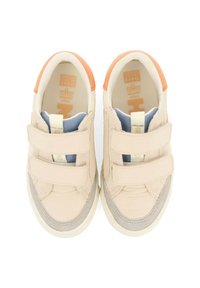 Zapatillas beige con correas de Velcro, acentos grises y detalle en el talón naranja; plantillas acolchadas y suelas de goma texturizadas.