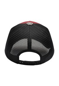 Gorra negra de malla con un panel frontal rojo y un acento de logo metálico. Cuenta con un visera curvada y una correa de plástico ajustable.