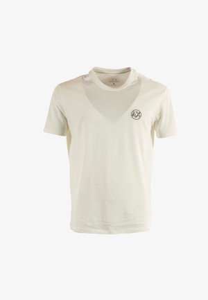 Camiseta de algodón blanca con cuello redondo y mangas cortas. Cuenta con un logo negro "AX" en el área del pecho izquierdo. Textura suave, sin patrones.