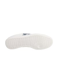 Suola di sneakers bianche con un motivo circolare testurizzato e un'accenzione rotonda liscia. Presenta un design logo scuro a contrasto sul lato.