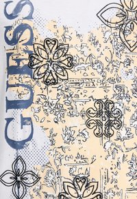 Tela blanca con patrones florales en amarillo y negro; la palabra "GUESS" en azul; diseños de líneas intrincadas y acentos de puntos a lo largo.