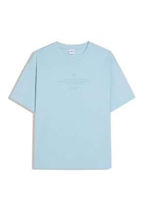 Hellblaues Kurzarm-T-Shirt mit Rundhalsausschnitt, dezentem zentriertem Text: „Die Essenz der Schöpfung, wo Innovation präsentiert wird.“