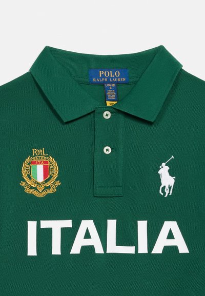 Πράσινο πόλο Ralph Lauren με λευκό κεντητό λογότυπο παίκτη, χρυσό και κόκκινο σήμα Ιταλίας και μεγάλο λευκό κείμενο "ITALIA" στο μπροστινό μέρος.