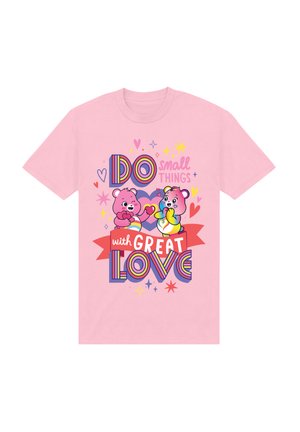 Lyserød bomulds t-shirt med tegneseriebjørne, farverig tekst, hjerter og stjerner, med sætningen "Gør små ting med stor kærlighed."