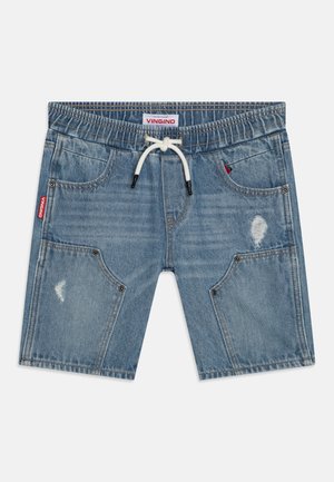 Short en jean bleu clair avec taille élastique, cordon blanc, poches avant et latérales et légères zones usées.
