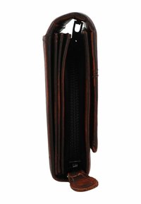 Portefeuille en cuir brun avec un compartiment zippé, plusieurs slots pour cartes et une finition texturée. Design compact avec un bord supérieur incurvé.