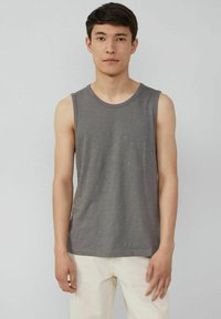 Graues ärmelloses Tanktop aus weichem Stoff; mit rundem Halsauschnitt und subtiler Textur; keine sichtbaren Muster oder Akzente.