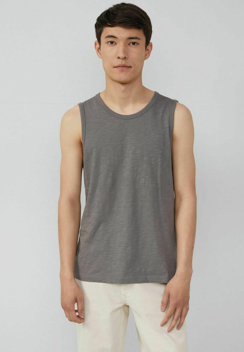 Graues ärmelloses Tanktop aus weichem Stoff; mit rundem Halsauschnitt und subtiler Textur; keine sichtbaren Muster oder Akzente.