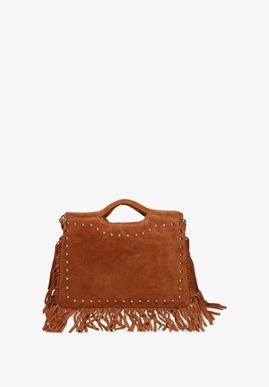 Sac à main en daim marron avec des détails en franges, des accents cloutés sur le dessus, et une poignée supérieure pour le transport. Forme rectangulaire.