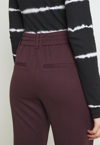 ONLY Träningsbyxor - bordeaux