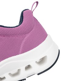 Nahaufnahme der Ferse eines lila gestrickten Sneakers mit gepolstertem Kragen und weißer Sohle mit sichtbaren Belüftungslöchern.