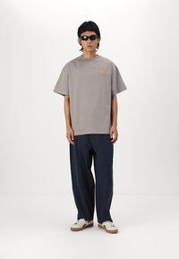 LEGACY STUDIOS Triko s potiskem - charcoal grey