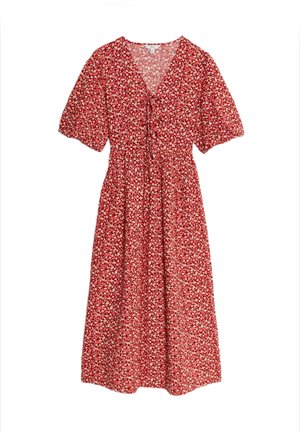 Abito floreale rosso con maniche a sbuffo corte, scollatura a V, vita cinquecento, gonna fluida e piccolo motivo di fiori bianchi su tutto.