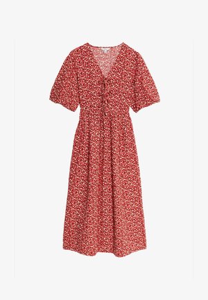 Abito floreale rosso con maniche a sbuffo corte, scollatura a V, vita cinquecento, gonna fluida e piccolo motivo di fiori bianchi su tutto.