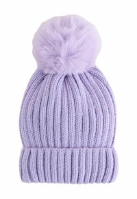 Hellblau gestrickte Mütze mit breiten Rippen und einem großen, flauschigen Pompon oben drauf.