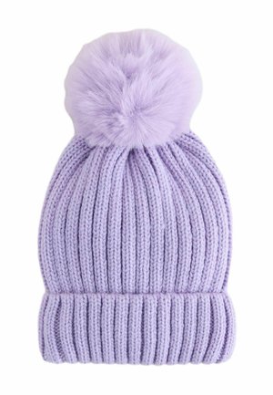 Hellblau gestrickte Mütze mit breiten Rippen und einem großen, flauschigen Pompon oben drauf.