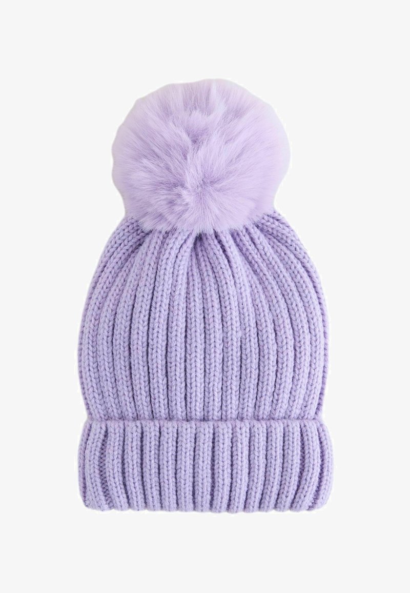 Beanie lavorato a maglia di un leggero colore viola chiaro, con ampi punti a coste e un grande pom-pom peloso sulla parte superiore.