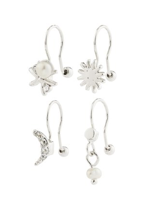 Quatre boucles d’oreilles à crochet en argent avec des charms distincts : une perle avec de petites pierres, un éclat de soleil, un croissant de lune orné de cristaux et une perle pendante.