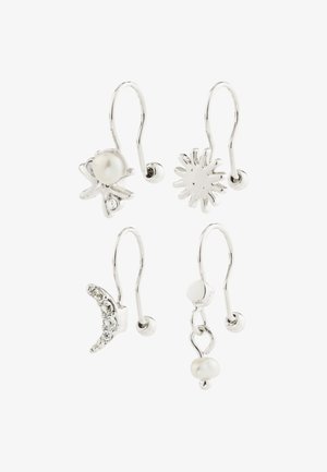 Quatre boucles d’oreilles à crochet en argent avec des charms distincts : une perle avec de petites pierres, un éclat de soleil, un croissant de lune orné de cristaux et une perle pendante.