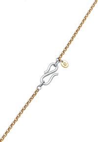 Bracelet en chaînes d'or et d'argent avec un design de fermoir unique, doté d'une étiquette en or texturée attachée. Élégante combinaison de métaux.