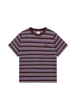 Kortærmet bomulds t-shirt med horisontale brune og lyseblå striber samt et lille sort skjold-logo på brystet.