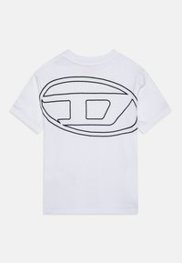 Hvit bomull t-skjorte med et stort svart omrisslogo-design på ryggen. Korte ermer og klassisk rund hals.