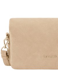 Beige Wildleder-Crossbody-Tasche mit glatter Textur, ausgestattet mit einem Verschluss aus goldfarbigem Metall und einem eingeprägten Logo "HEY MARLY" auf der Vorderseite.
