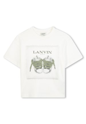 T-shirt en coton blanc avec un graphisme de baskets accentuées de vert. Le design comprend une bordure rectangulaire et des bords effilochés.
