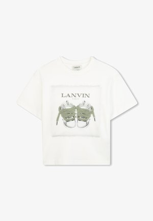 Witte katoenen t-shirt met een afbeelding van sneakers met groene accenten. Het ontwerp bevat een rechthoekige rand en rafelige randen.